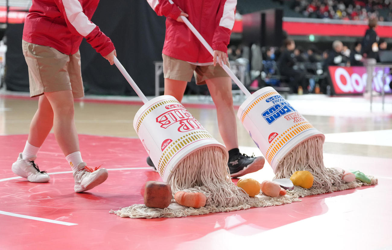 全国高校バスケットボール選手権　コートを拭く特製のカップ麺モップ（撮影・足立雅史）