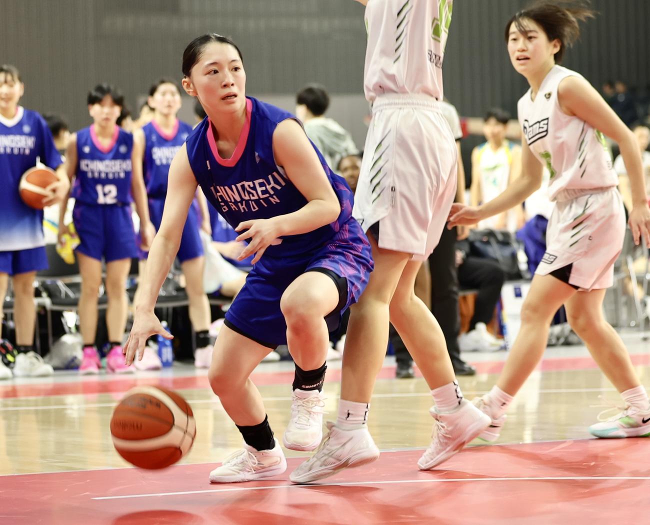 三田松聖対一関学院　第2Q攻め込む一関学院・菅野（撮影・河田真司）