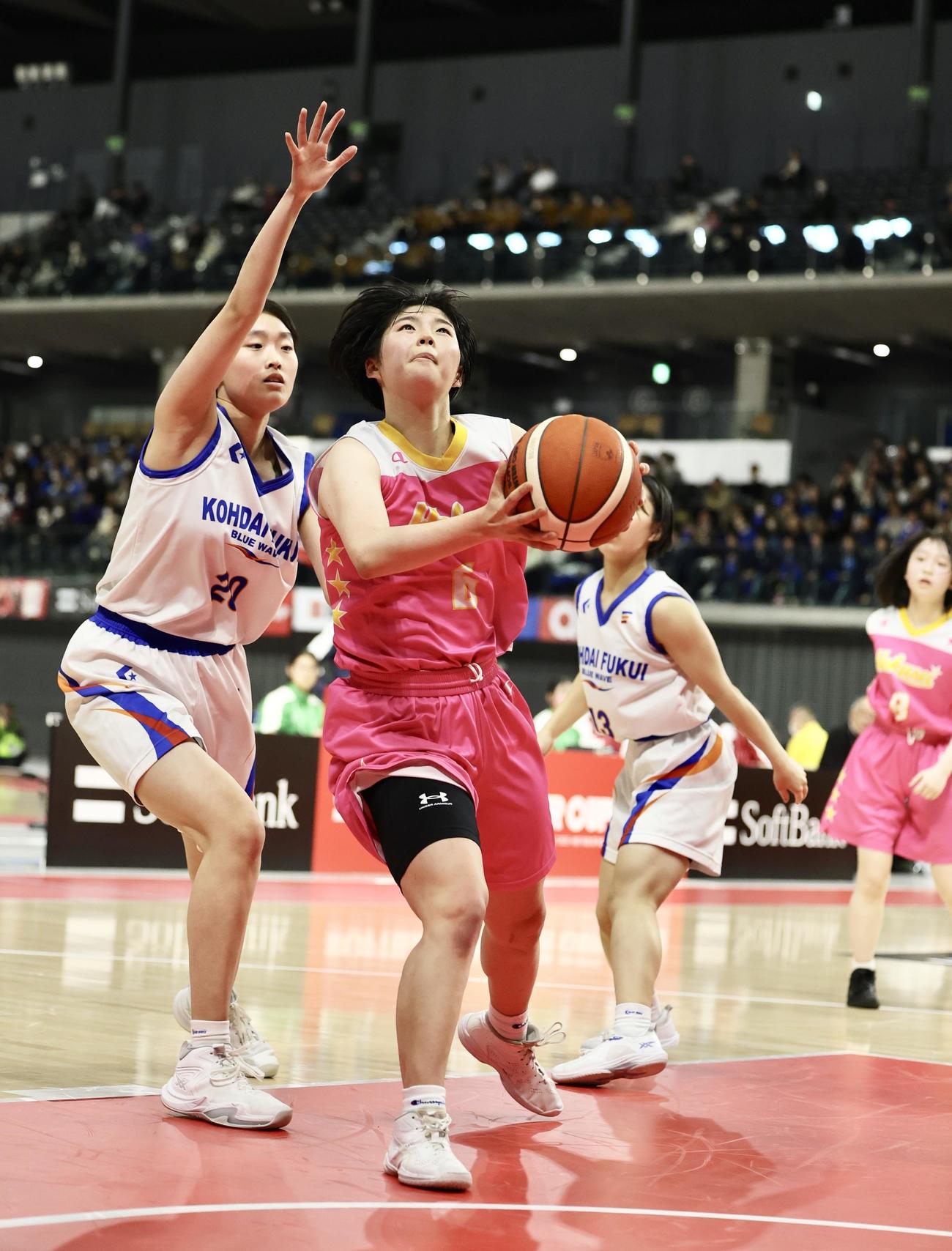 福井工大福井対北星学園女子　第2Q、競り合う福井大福井・西原（左）と北星学園女子・高橋（撮影・河田真司）