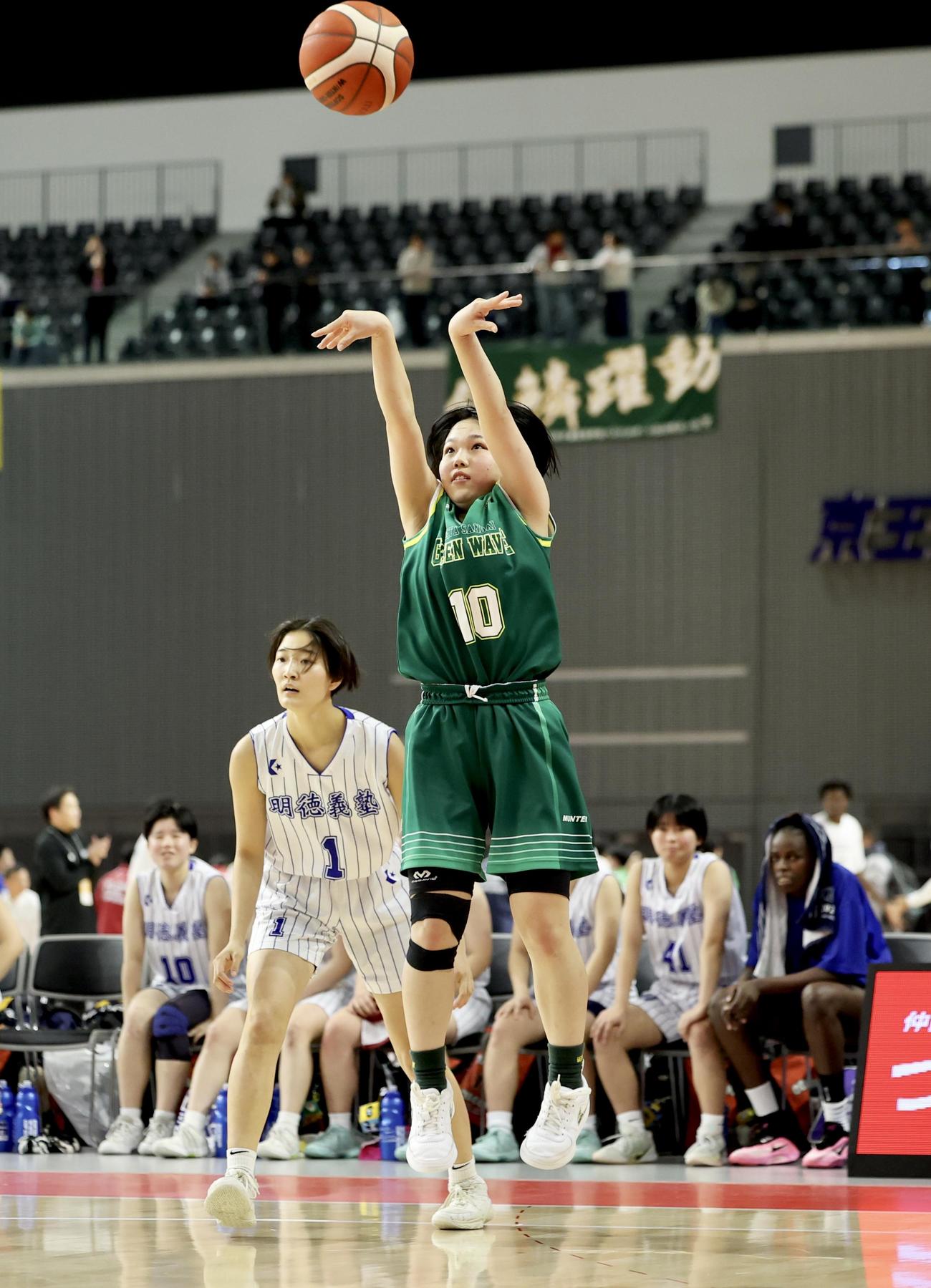 明徳義塾対新潟産大付　第4Q、シュートを放つ新潟産大付・梅村（撮影・河田真司）