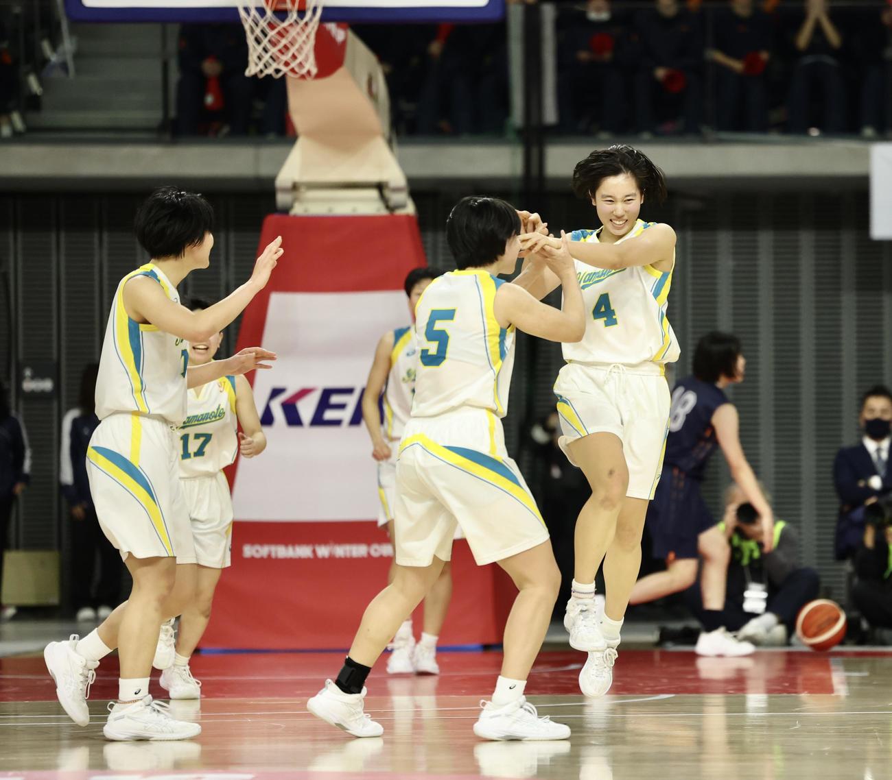 札幌山の手対日本航空　第4Q、ポイントする札幌山の手・高橋優（右）（撮影・河田真司）