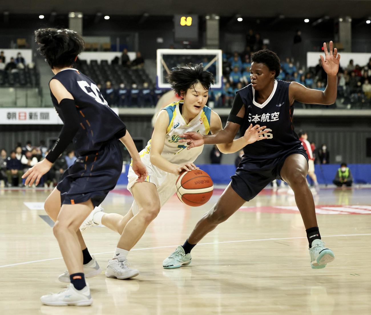 札幌山の手対日本航空　第3Q、攻め込む札幌山の手・松口（中央）（撮影・河田真司）