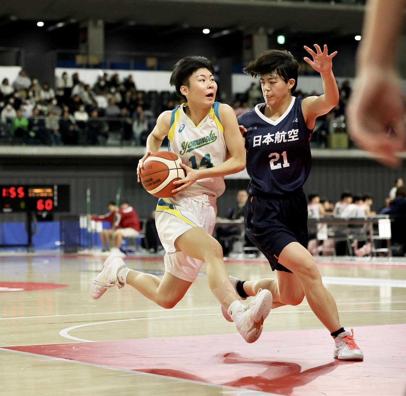 札幌山の手対日本航空　第3Q、ドリブルで攻め込む札幌山の手・大森（左）（撮影・河田真司）