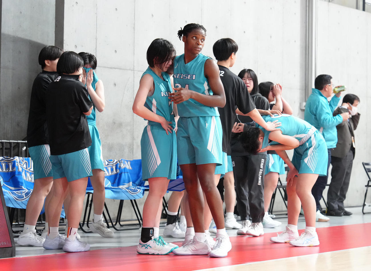 埼玉栄対慶誠　埼玉栄に敗れ、涙する慶誠の選手ら（撮影・足立雅史）
