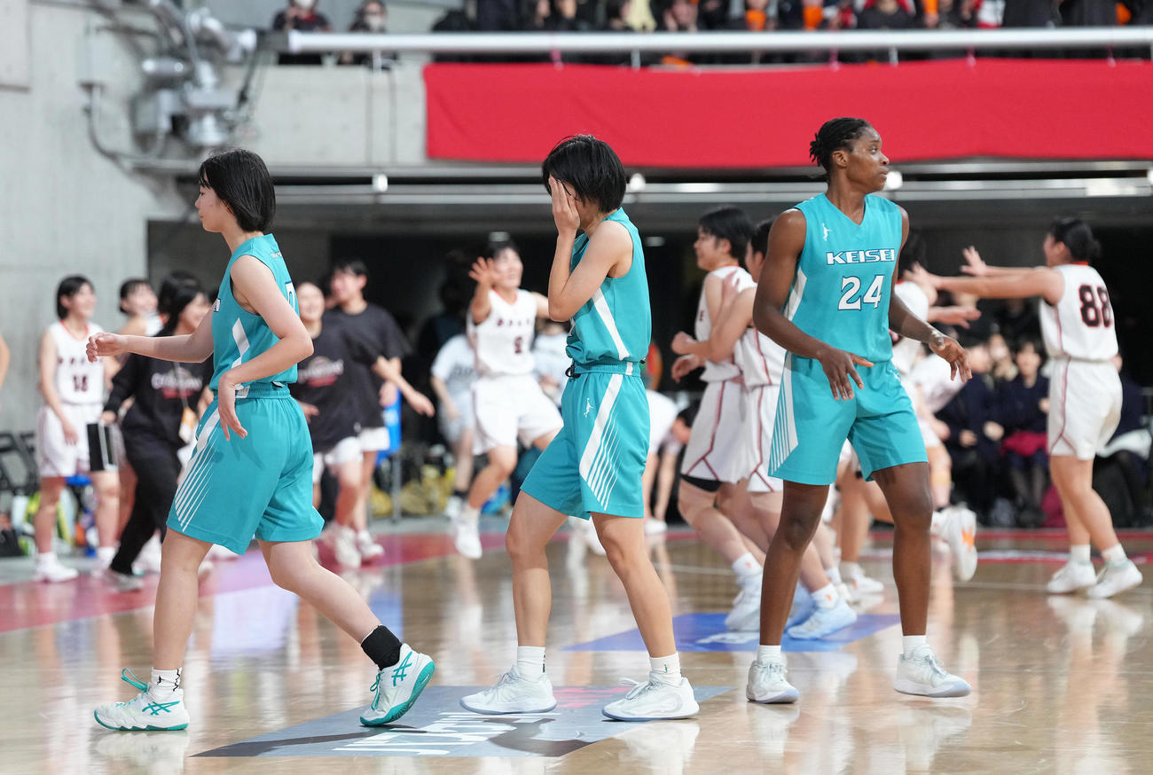 埼玉栄対慶誠　埼玉栄に敗れ、うつむく慶誠の選手たち（撮影・足立雅史）