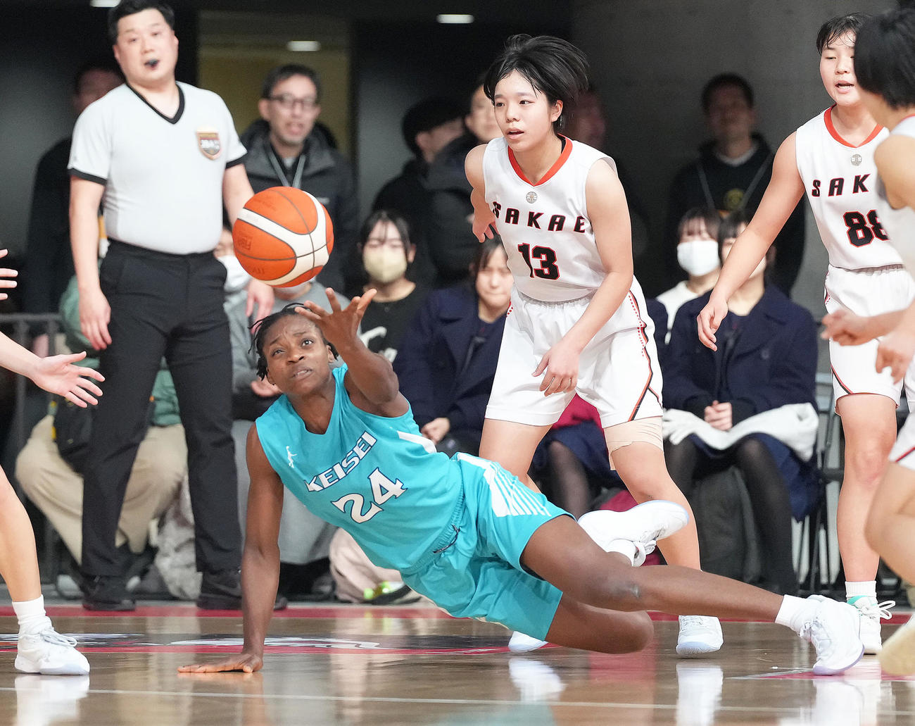 埼玉栄対慶誠　第4Q、ボールに飛びつく慶誠のフェイバ・ヘンリー（撮影・足立雅史）