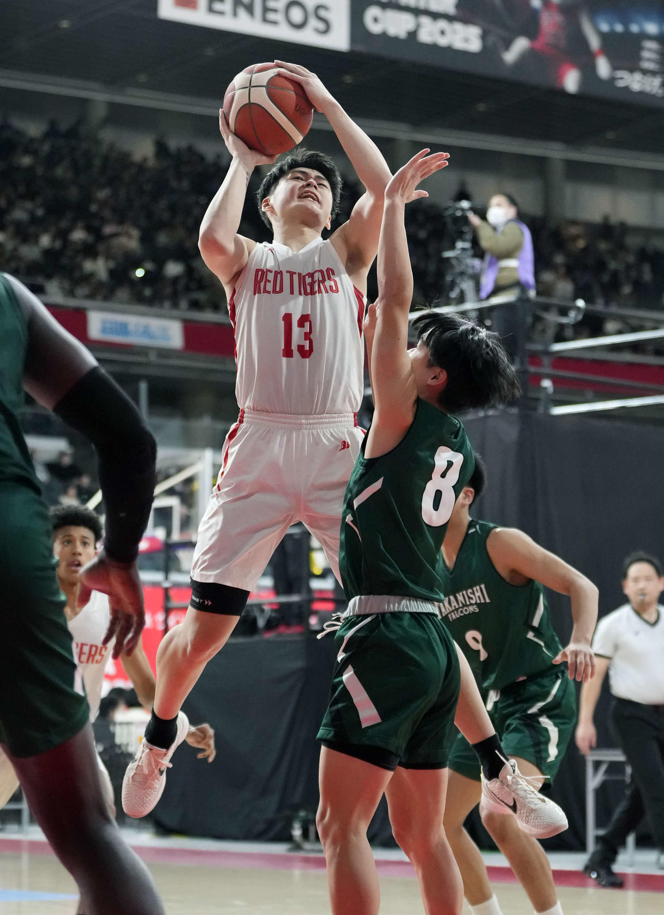 開志国際対高山西　第3Q　果敢に攻める開志国際・高橋（中央）（撮影・小島史椰）