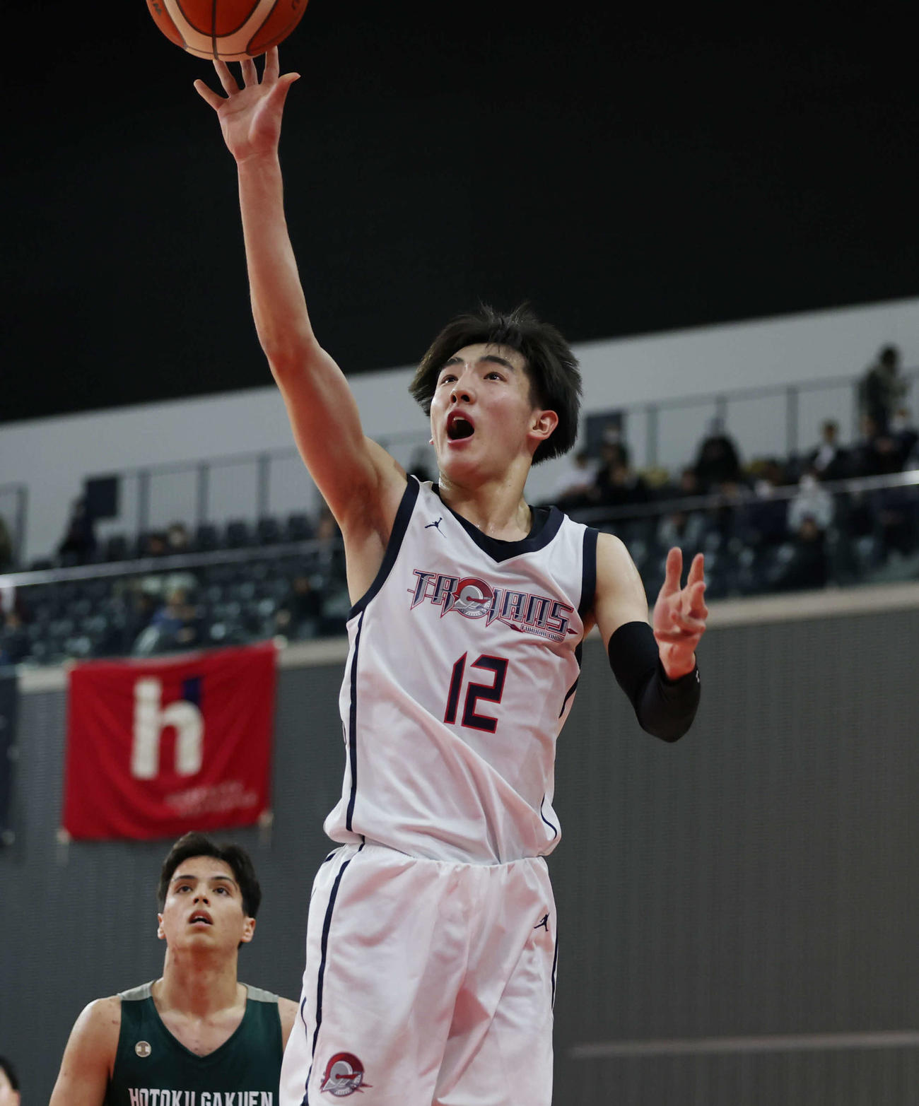 福岡大学附属大濠対報徳学園　3Q、シュートを放つ福岡大学附属大濠・中村（撮影・増田悦実）