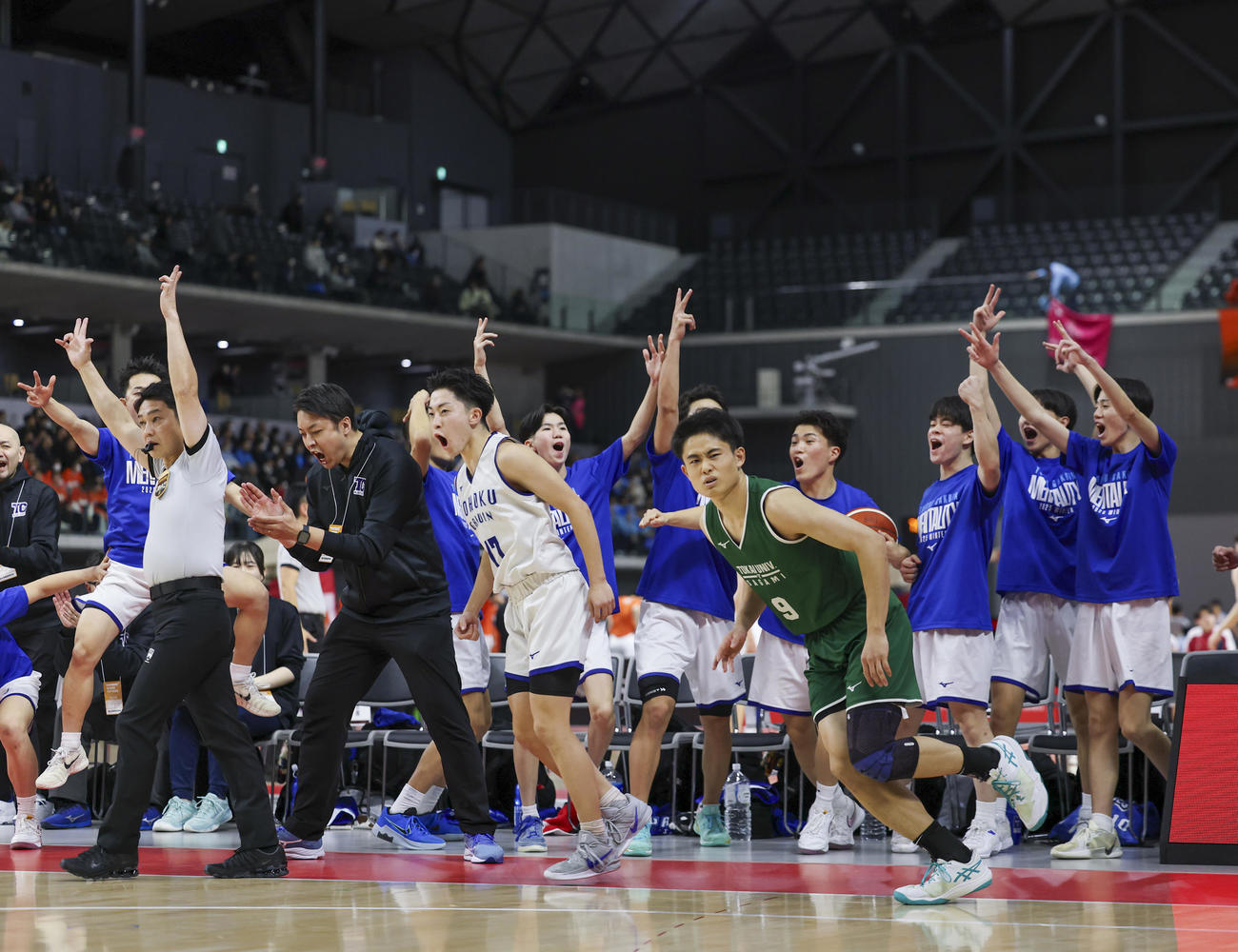 東北学院対東海大学付属相模　1Q、シュートを決めた東北学院・我妻（左から3人目）と喜ぶ東北学院ベンチ（撮影・増田悦実）