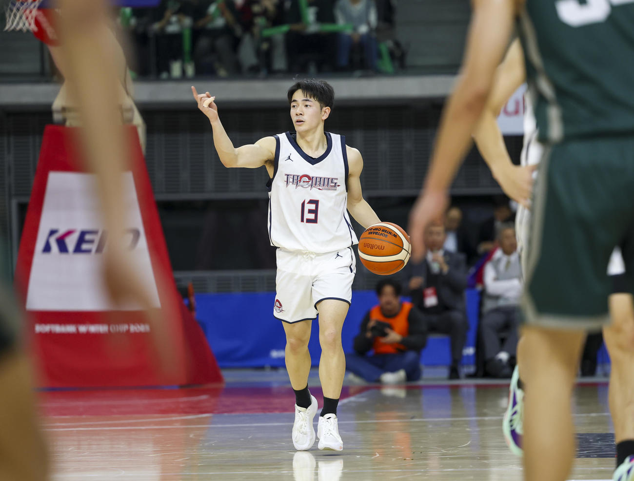 福岡大学附属大濠対報徳学園　1Q、ボールを運ぶ福岡大学附属大濠・榎木（撮影・増田悦実）