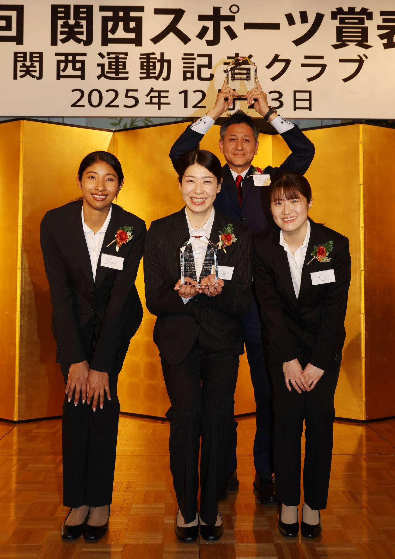 関西スポーツ賞表彰式で写真に納まる前列左から大阪マーヴェラスの宮部愛芽世、田中瑞稀、東美奈と後列中央はサントリーサンバーズの栗原圭介GM（撮影・加藤哉）