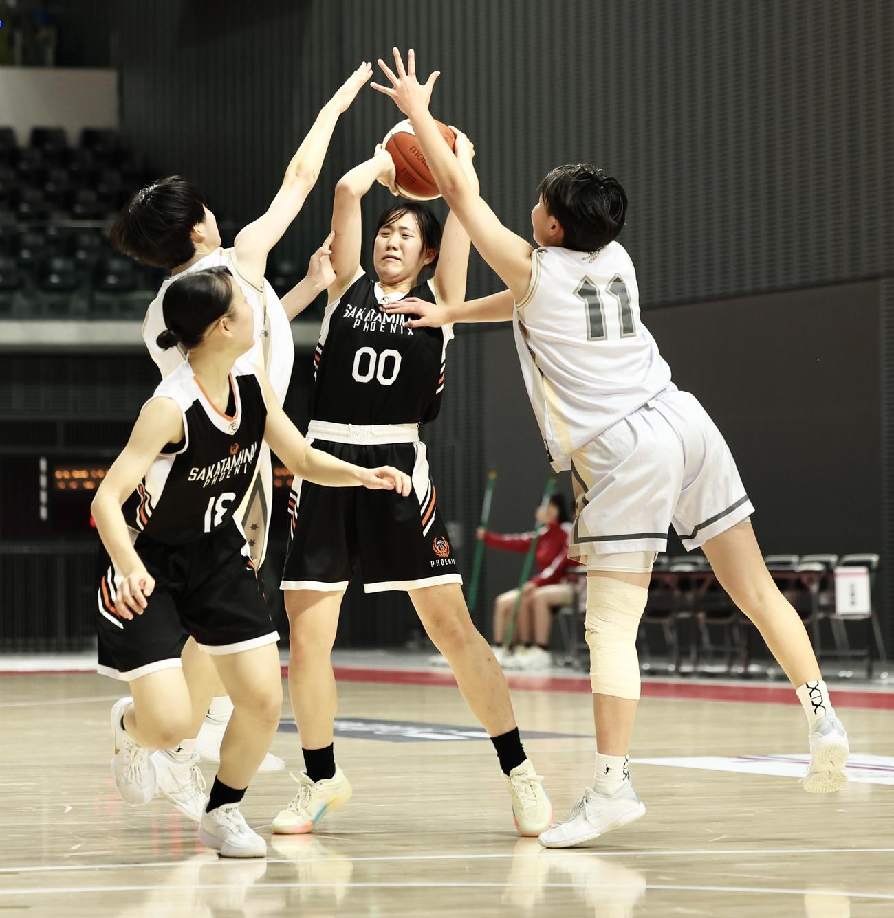 奈良文化対酒田南　第1Q、競り合う酒田南・菅原（中央）（撮影・河田真司）