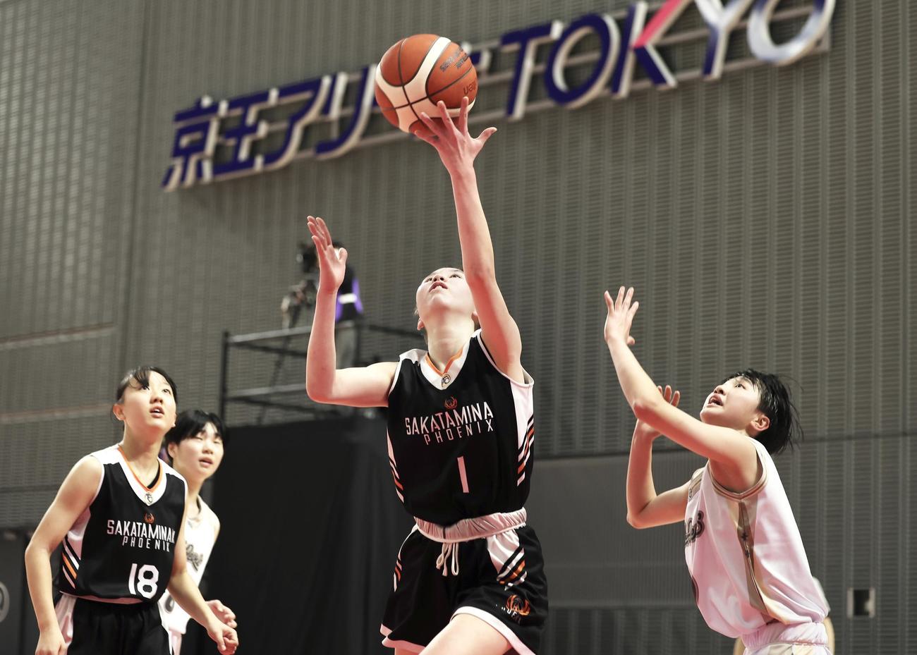 奈良文化対酒田南　第1Q、シュートを放つ酒田南・加藤（中央）（撮影・河田真司）