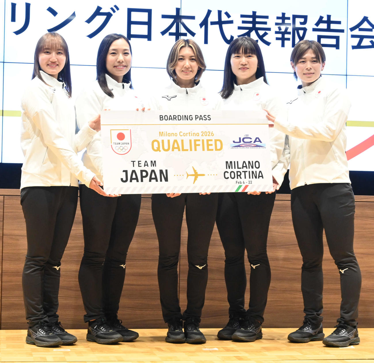 五輪出場を決めて帰国したカーリング女子日本代表フォルティウス。左から小林、近江谷、吉村、小谷、小野寺（撮影・飯岡大暉）