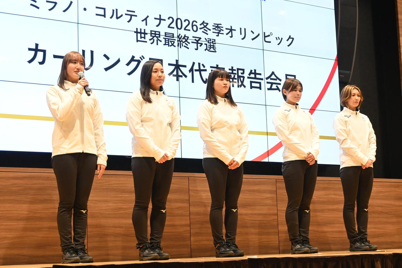 五輪出場を決めて帰国したカーリング女子日本代表フォルティウスの左から小林、近江谷、小谷、小野寺、吉村（撮影・飯岡大暉）