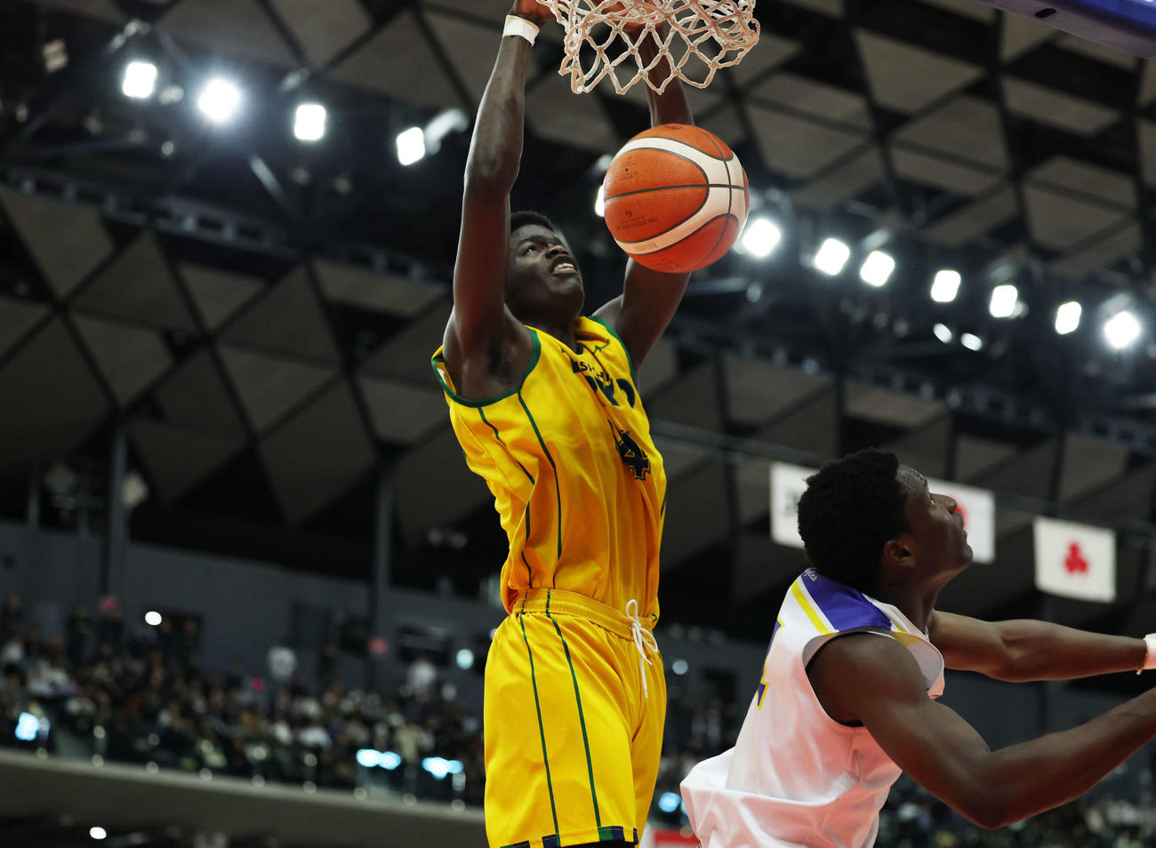 初芝橋本対福島東稜　3Q、ダンクシュートを決める福島東稜・エゼ（撮影・増田悦実）