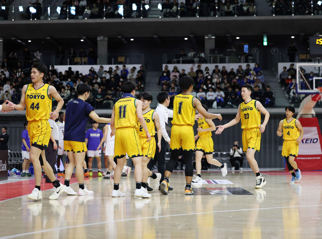 初芝橋本対福島東稜　4Q、タイムアウトでベンチへ戻る福島東稜の選手たち（撮影・増田悦実）