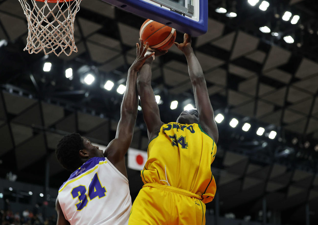 初芝橋本対福島東稜　1Q、ボールを取り合う福島東稜・エゼチェメリエジェイムス（右）と初芝橋本・オケケコンフィデンス（撮影・増田悦実）