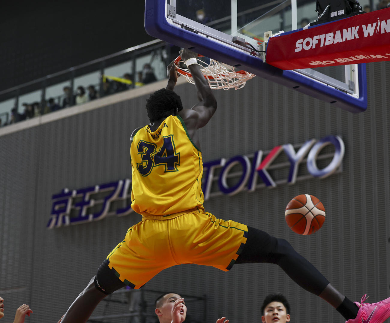 初芝橋本対福島東稜　1Q、ダンクシュートを決める福島東稜・エゼ（撮影・増田悦実）