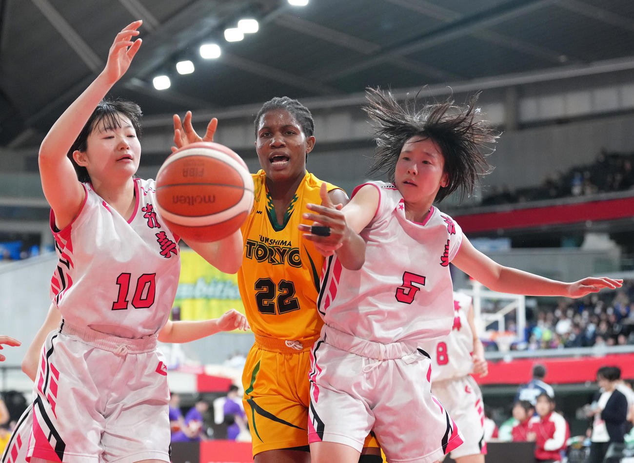 済美対福島東稜　第4Q、ボールを奪い合う福島東稜のオコエ・エマニュエラ・メソマ（中央）（撮影・足立雅史）
