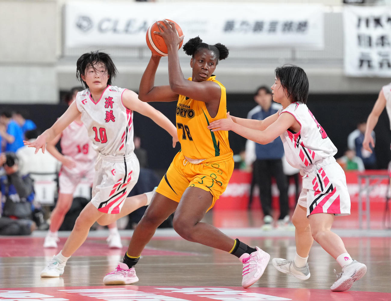 済美対福島東稜　第1Q、ボールキープする福島東稜のオサイ・フェイヴァ・チノエ（中央）（撮影・足立雅史）