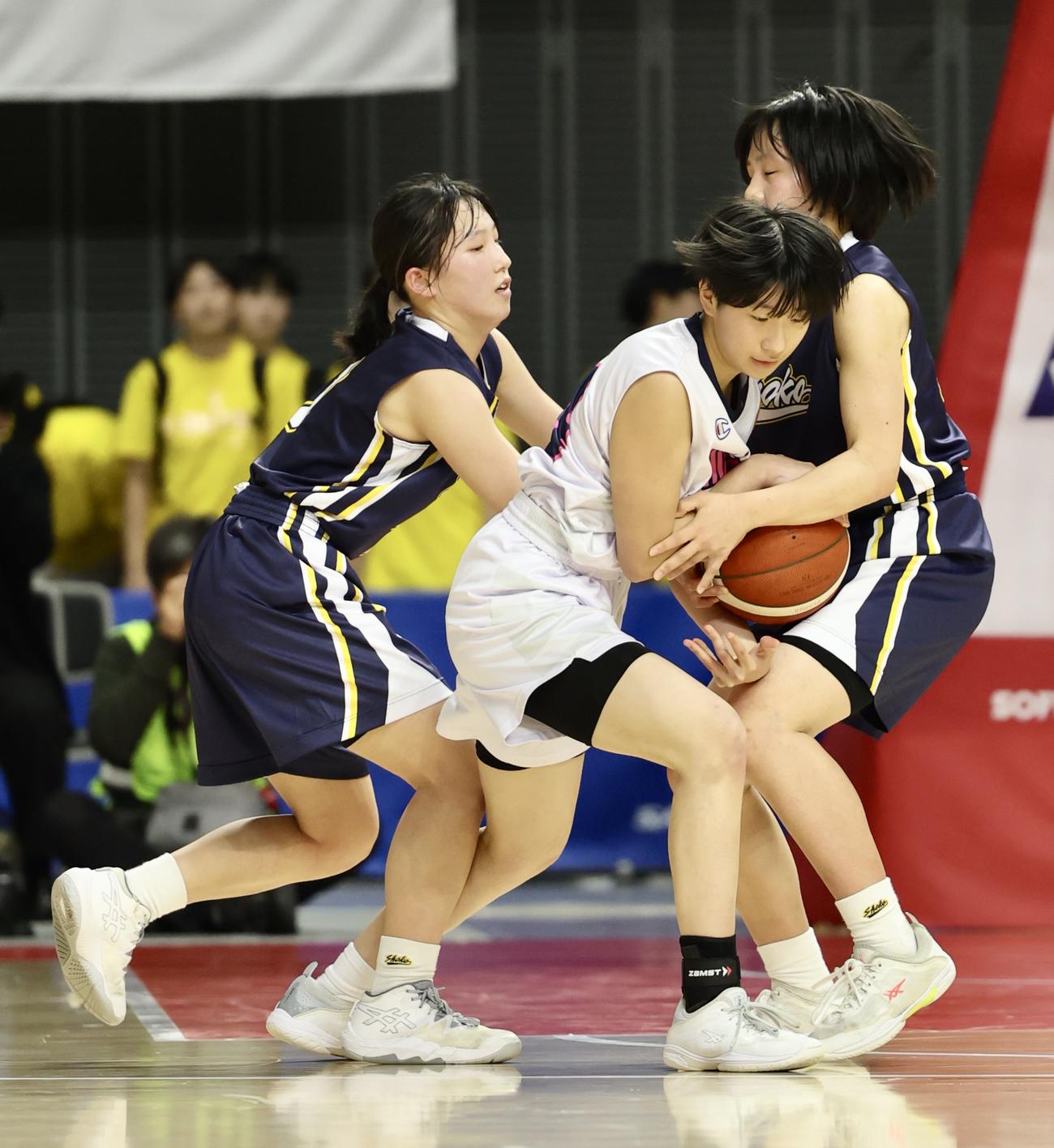 湯沢翔北対徳島商工　第4Q、競り合う湯沢翔北・田村（中央）（撮影・河田真司）
