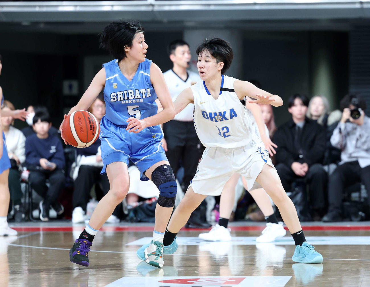 桜花学園対柴田学園　第2Q、ドリブルで攻め込む柴田学園・波多野（左）（撮影・鈴木正人）