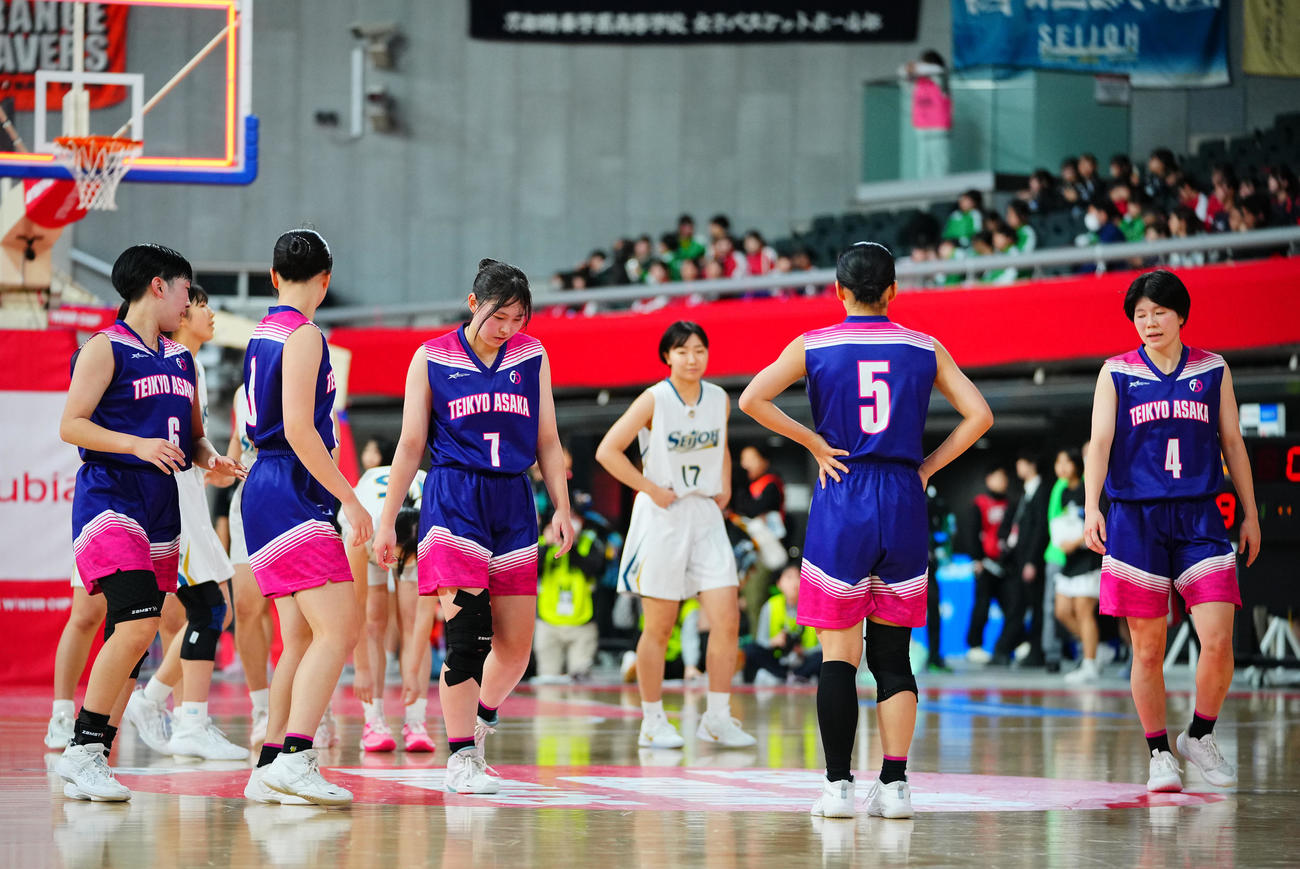 帝京安積対星城　試合に敗れ肩を落とす帝京安積の選手たち（撮影・垰建太）