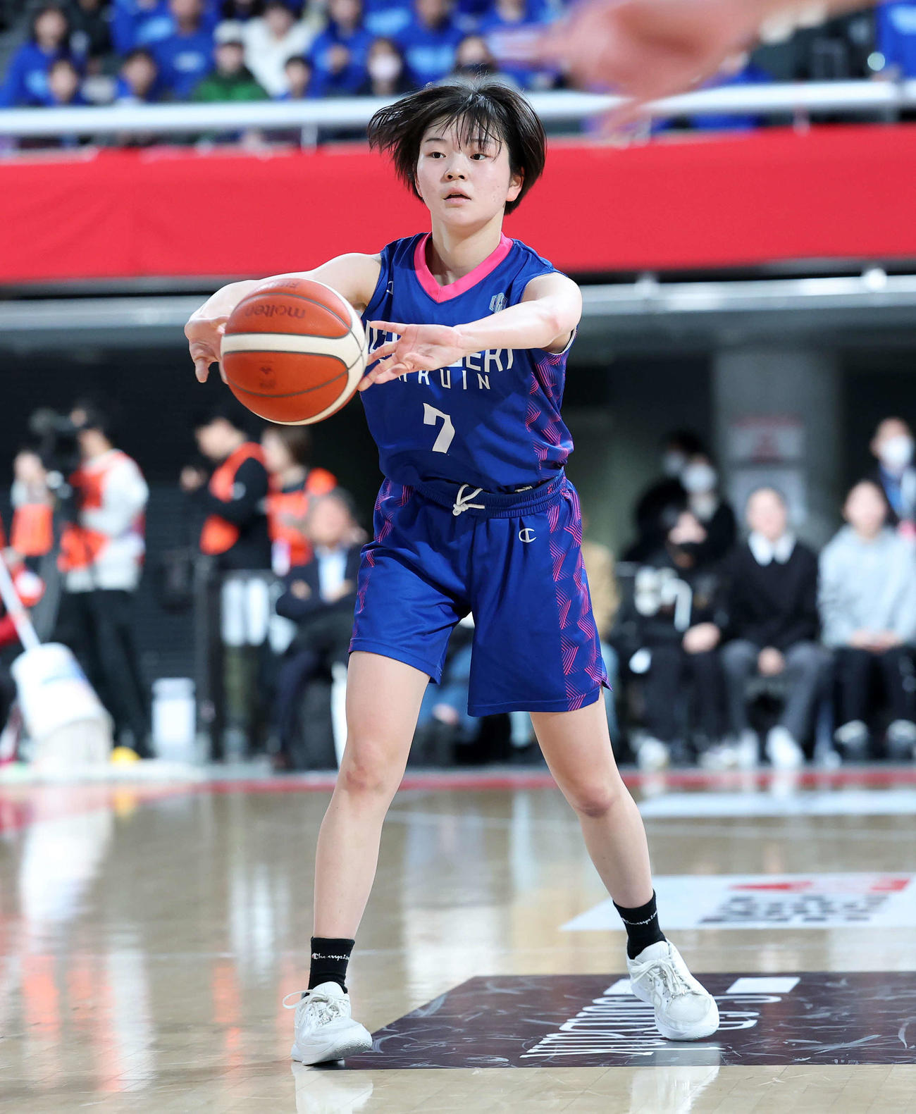 奈良文化対一関学院　第4Q、パスを出す一関学院・児玉（撮影・鈴木正人）