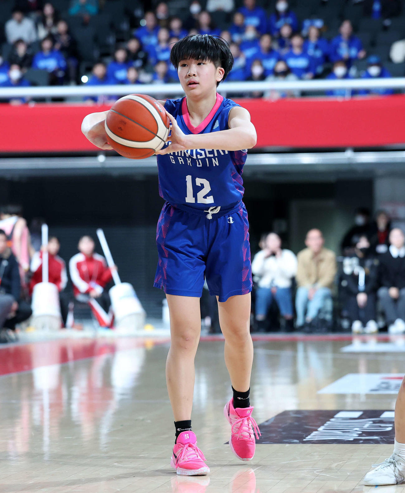 奈良文化対一関学院　第4Q、パスを出す一関学院・高橋（撮影・鈴木正人）