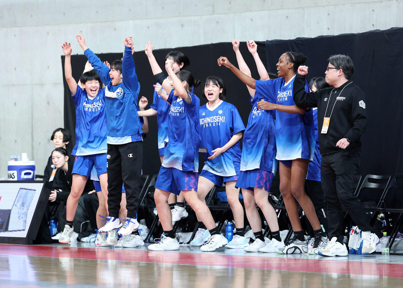 奈良文化対一関学院　勝利し喜ぶ一関学院の選手たち（撮影・鈴木正人）
