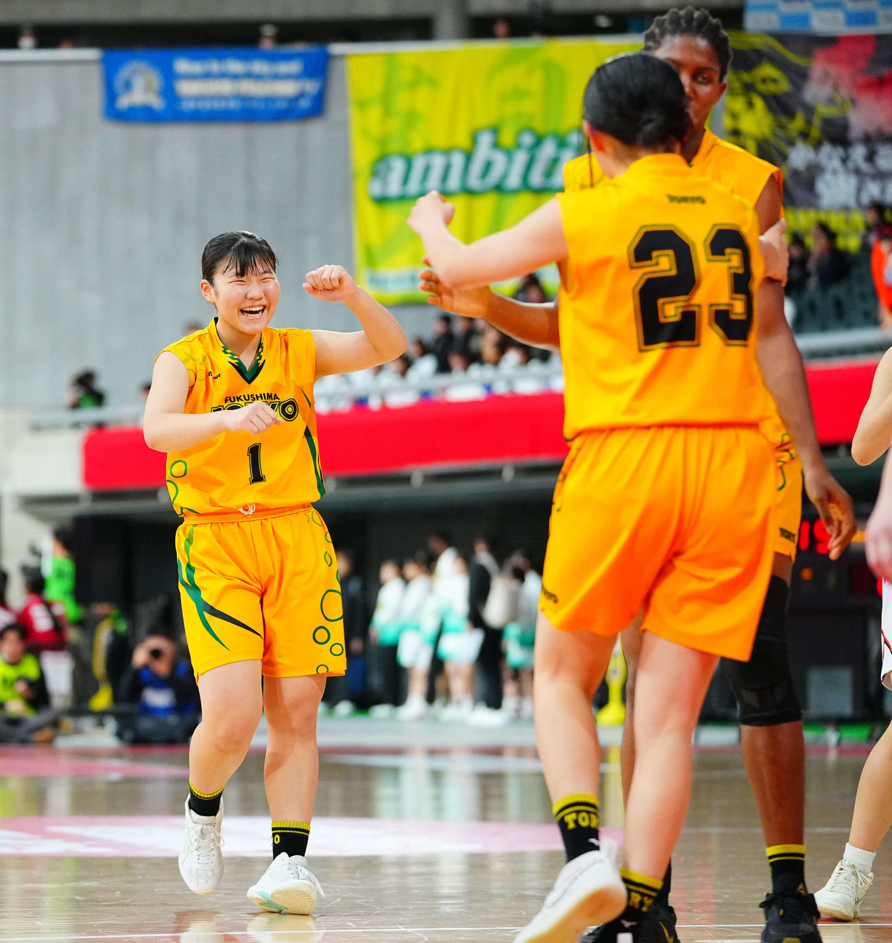 福島東稜対埼玉栄　チームの得点にガッツポーズする福島東稜・鈴木音（左）（影・垰建太）