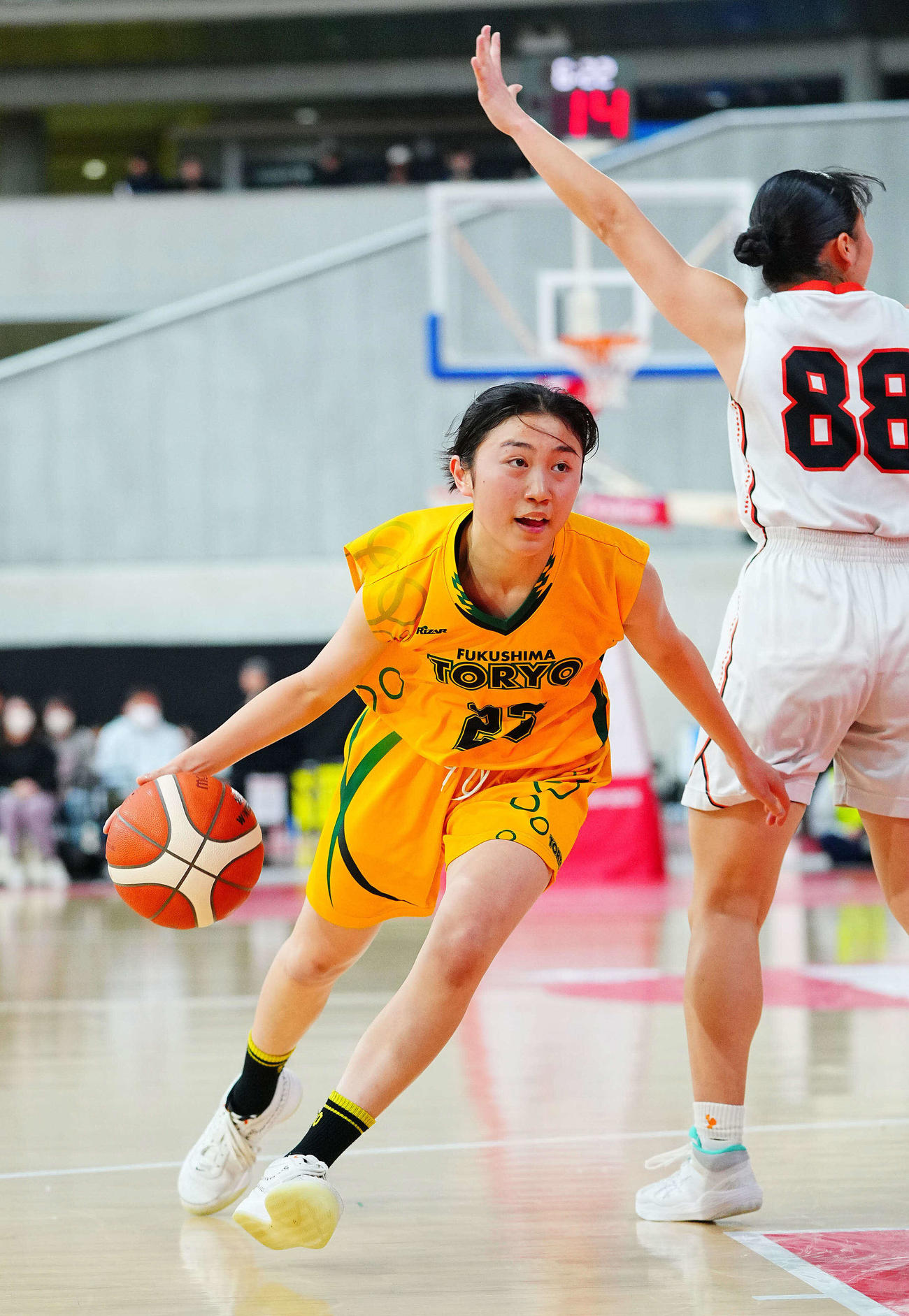 福島東稜対埼玉栄　ドリブルで攻め込む福島東稜・佐藤（撮影・垰建太）