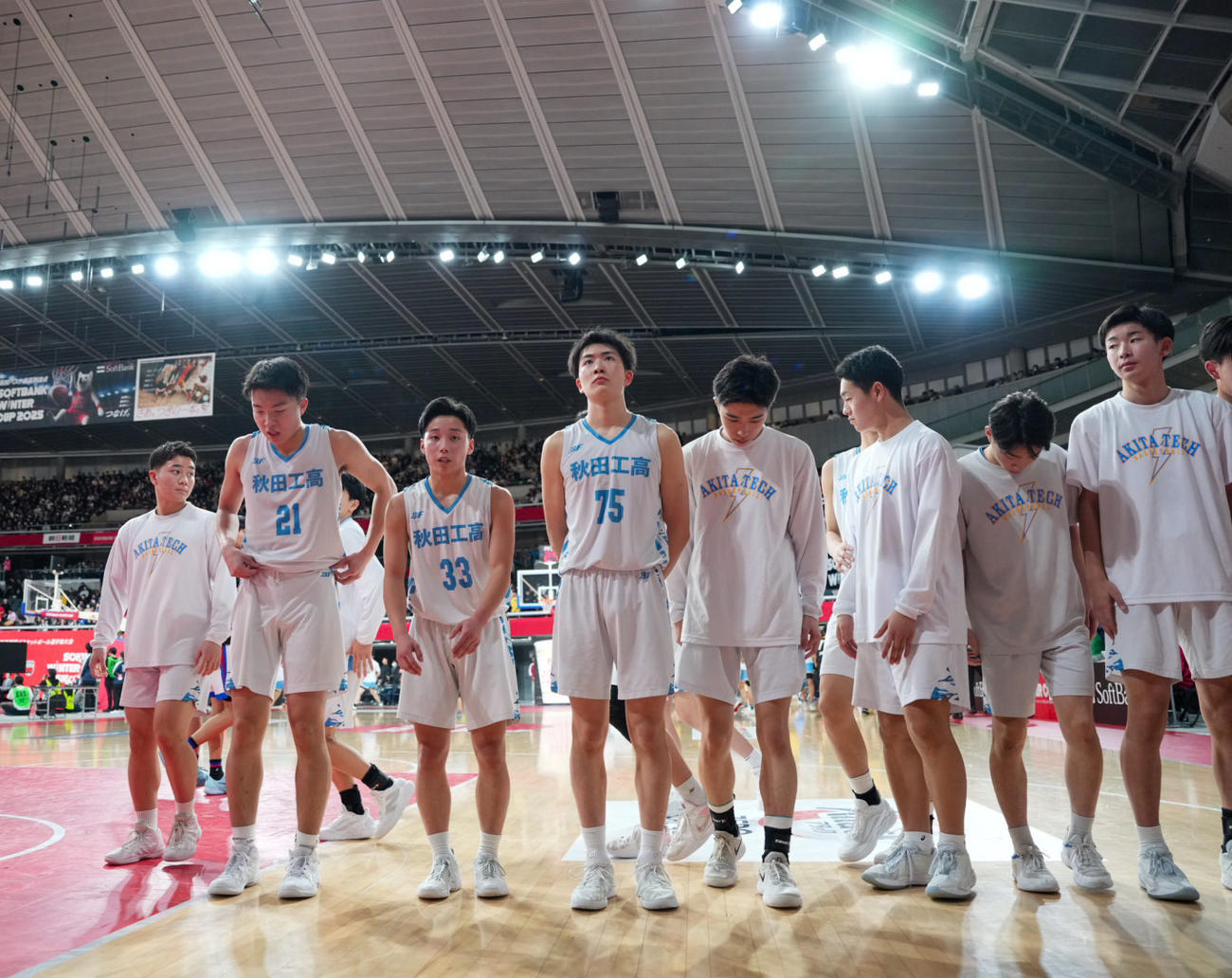 瓊浦に敗れ応援スタンドにあいさつする秋田工の選手たち（撮影・小島史椰）