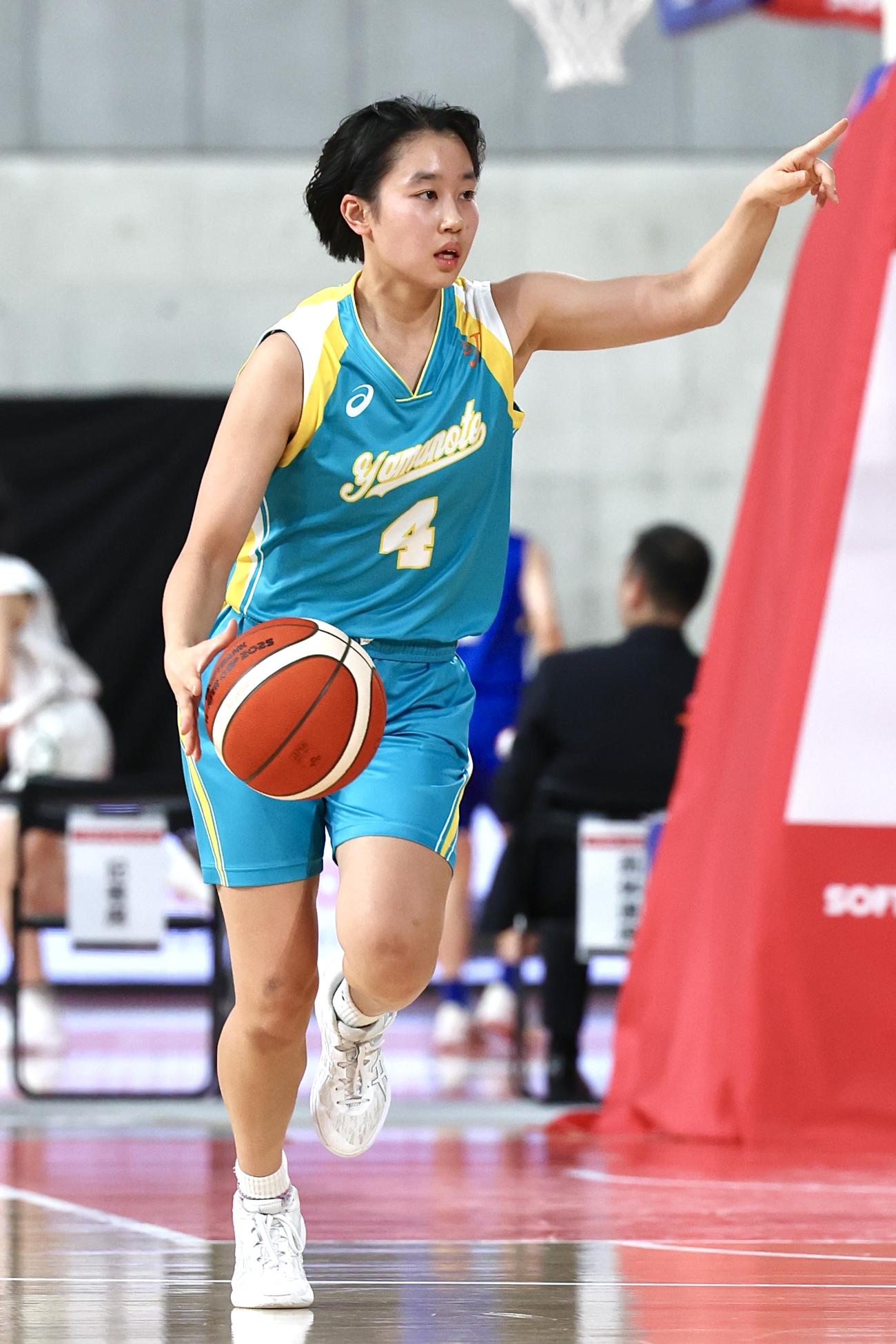 一関学院対札幌山の手　第1Q、ボールを運びながら指示を出す札幌山の手・高橋（撮影・宮地輝）