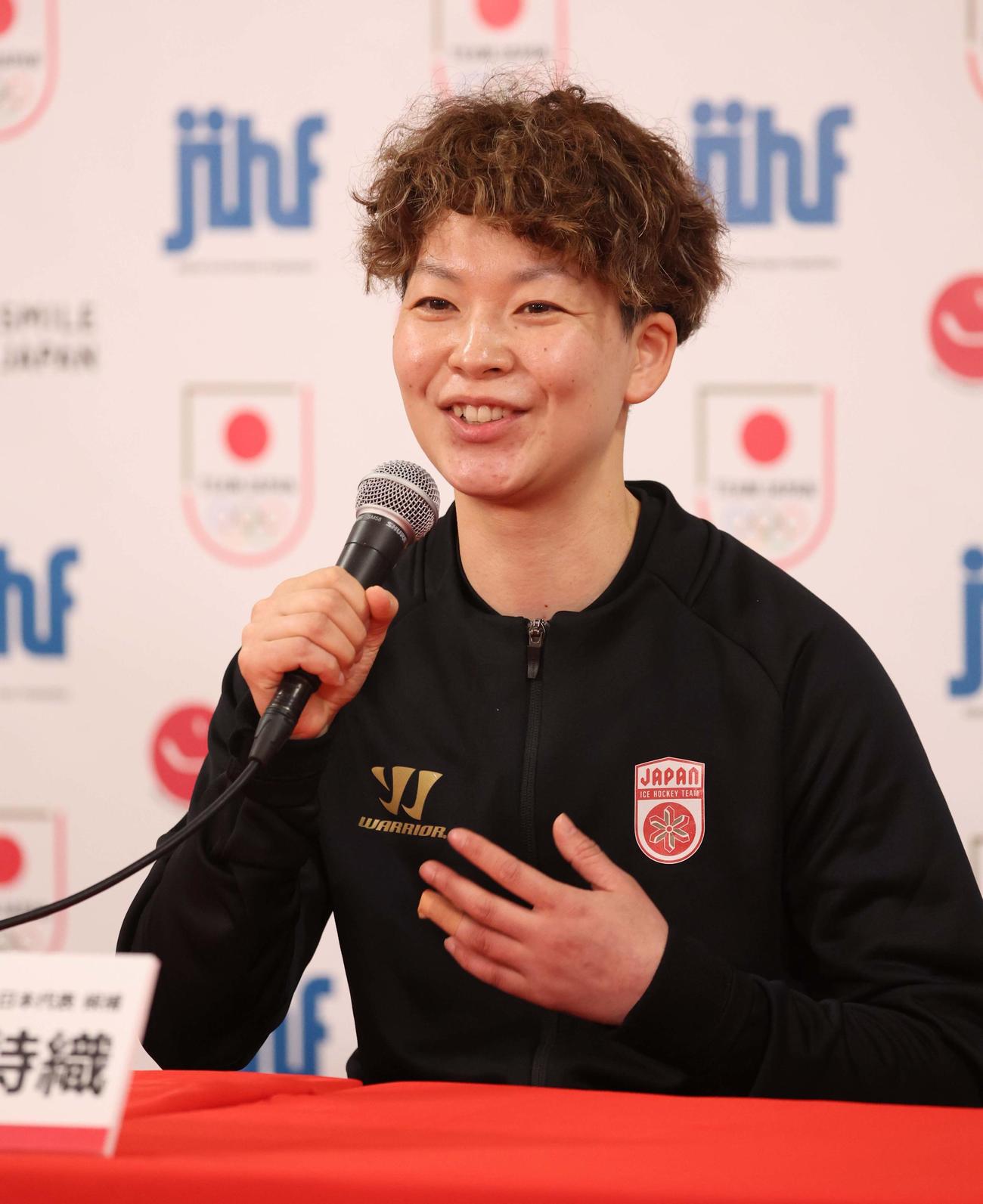 メンバー入りし記者会見する小池主将（撮影・黒川智章）