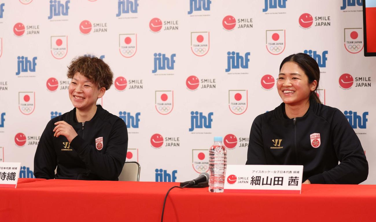 メンバー入りし記者会見する小池主将（左）と細山田（撮影・黒川智章）