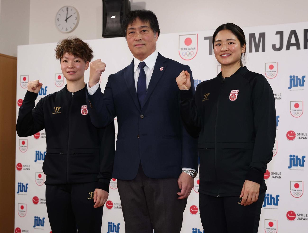 五輪に向け意気込むスマイルジャパンの左から小池主将、飯塚監督、細山田（撮影・黒川智章）
