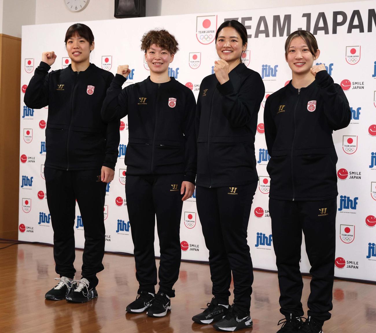 五輪に向け意気込むスマイルジャパンの左から浮田、小池主将、細山田、輪島（撮影・黒川智章）