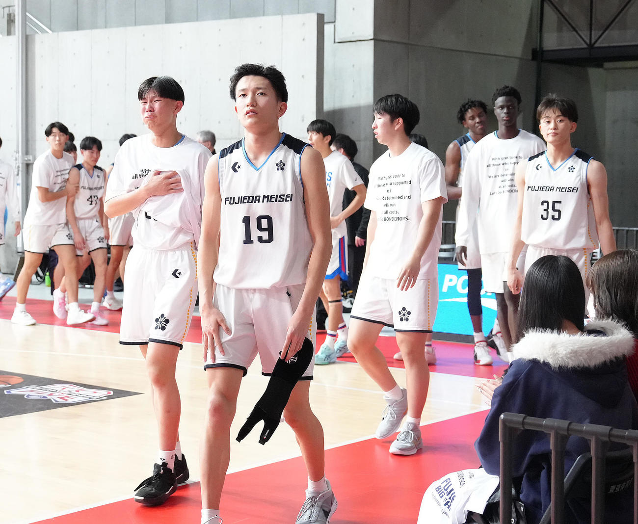 藤枝明誠対土浦日大　土浦日大に敗れ、スタンドにあいさつへ向かう藤枝明誠・野津（左から2人目）ら（撮影・足立雅史）