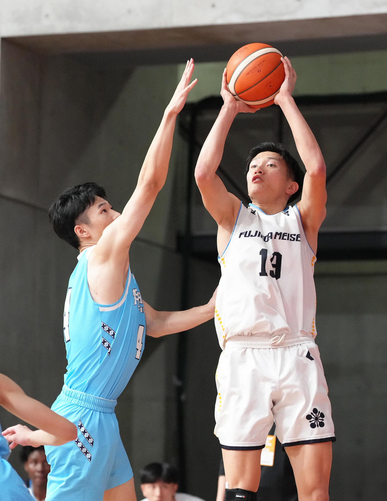 藤枝明誠対土浦日大　第1Q、シュートを放つ藤枝明誠・野津（右）（撮影・足立雅史）