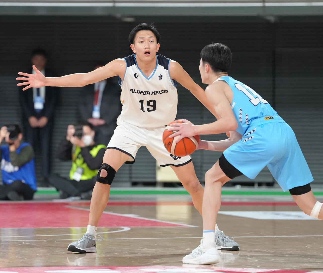 藤枝明誠対土浦日大　第1Q、相手をマークする藤枝明誠・野津（撮影・足立雅史）