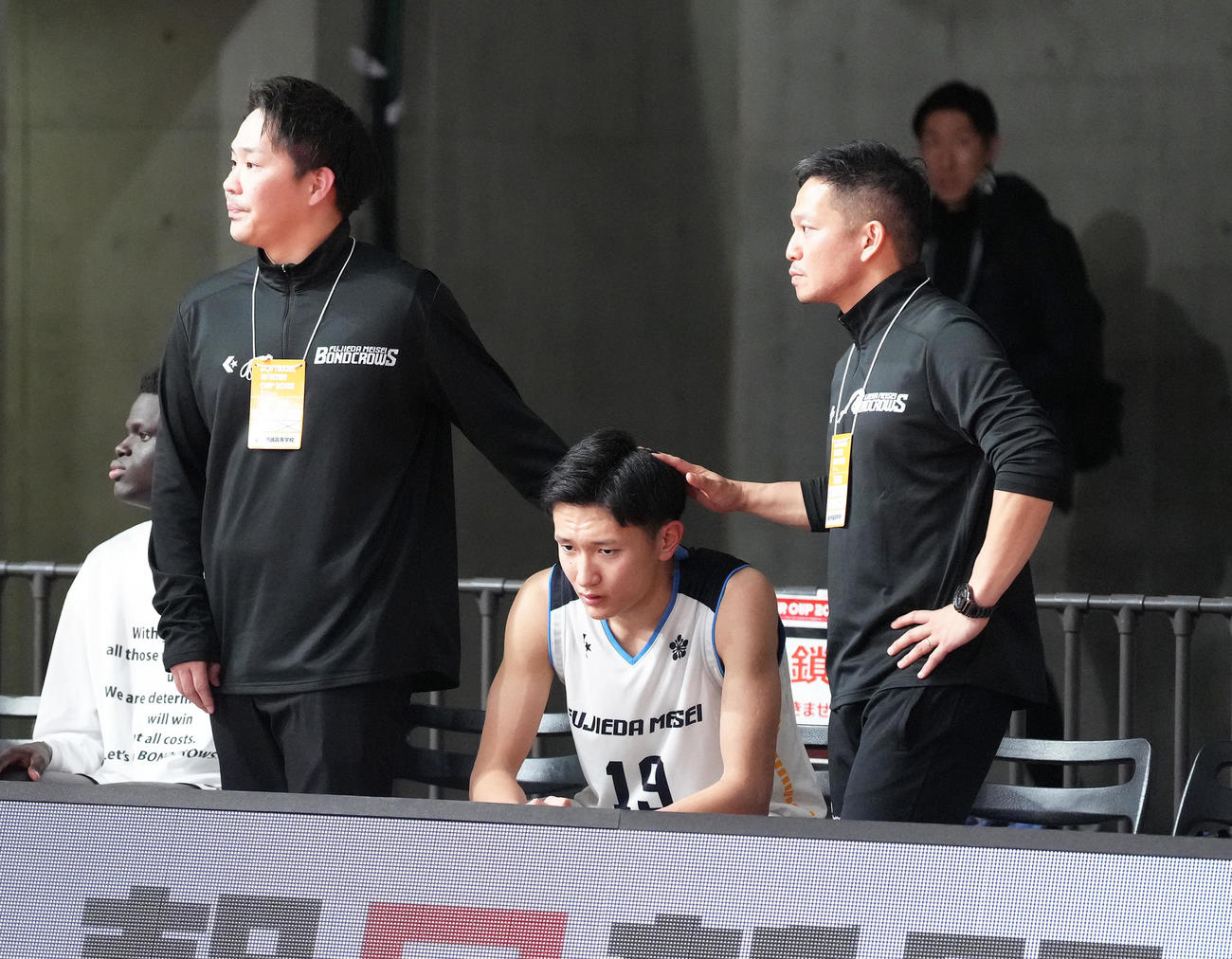藤枝明誠対土浦日大　土浦日大に敗れ、ベンチでがっくりとする藤枝明誠・野津（中央）（撮影・足立雅史）