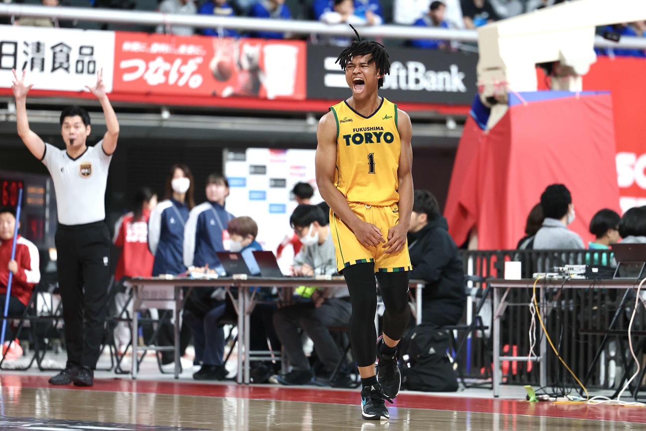 黒沢尻工対福島東稜　第3Q、3点シュートを決め雄たけびを上げる福島東稜・斎藤（撮影・宮地輝）