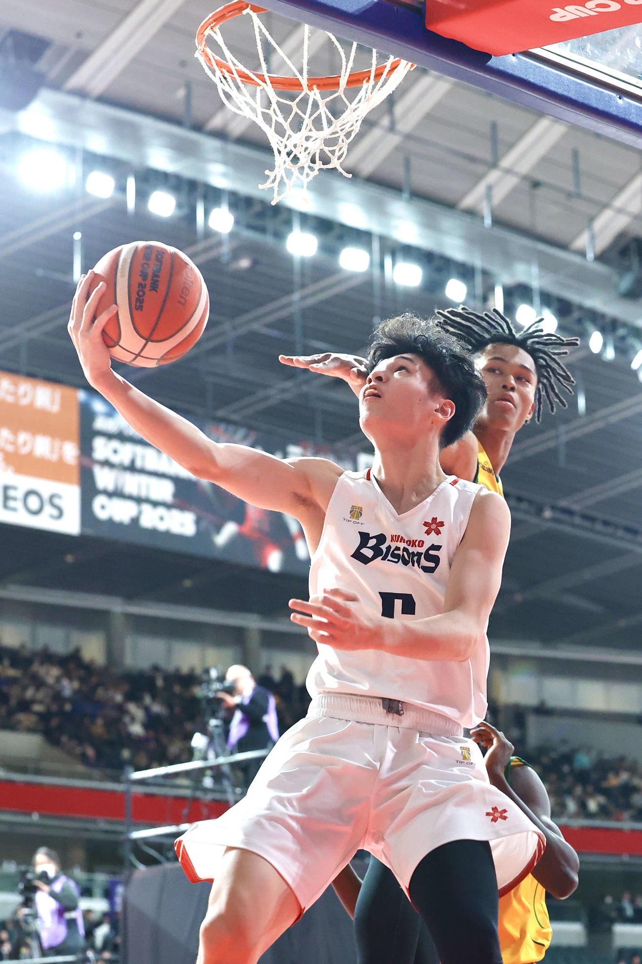 黒沢尻工対福島東稜　第3Q、福島東稜・斎藤（後方）をかわし2点シュートを決める黒沢尻工・佐藤（撮影・宮地輝）
