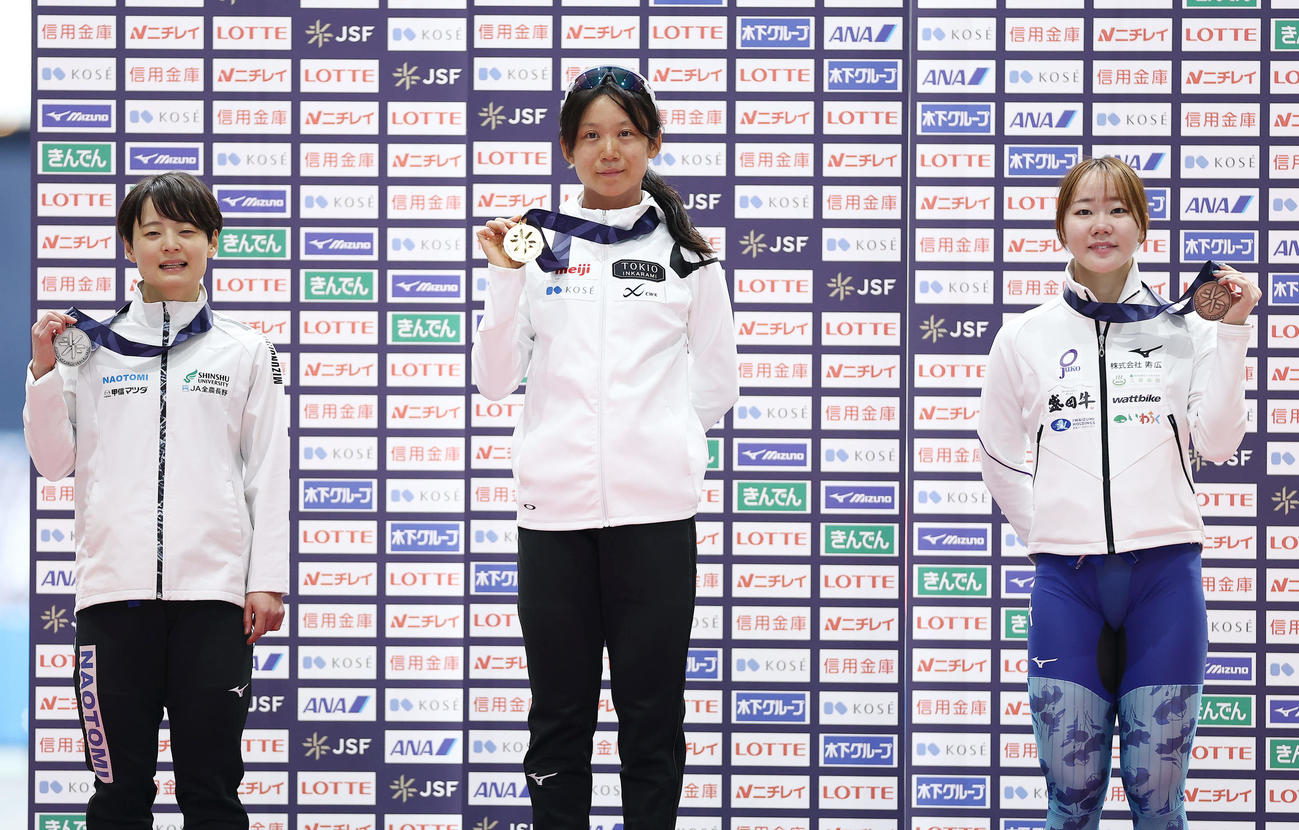 第32回全日本スピードスケート距離別選手権・第2日　女子1000メートル　女子1000メートルの表彰式でメダルを手にする優勝した高木美帆（中央）。左は2位の山田梨央、右は3位の吉田雪乃（撮影・前田充）＝2025年10月25日、エムウェーブ（長野市オリンピック記念アリーナ）