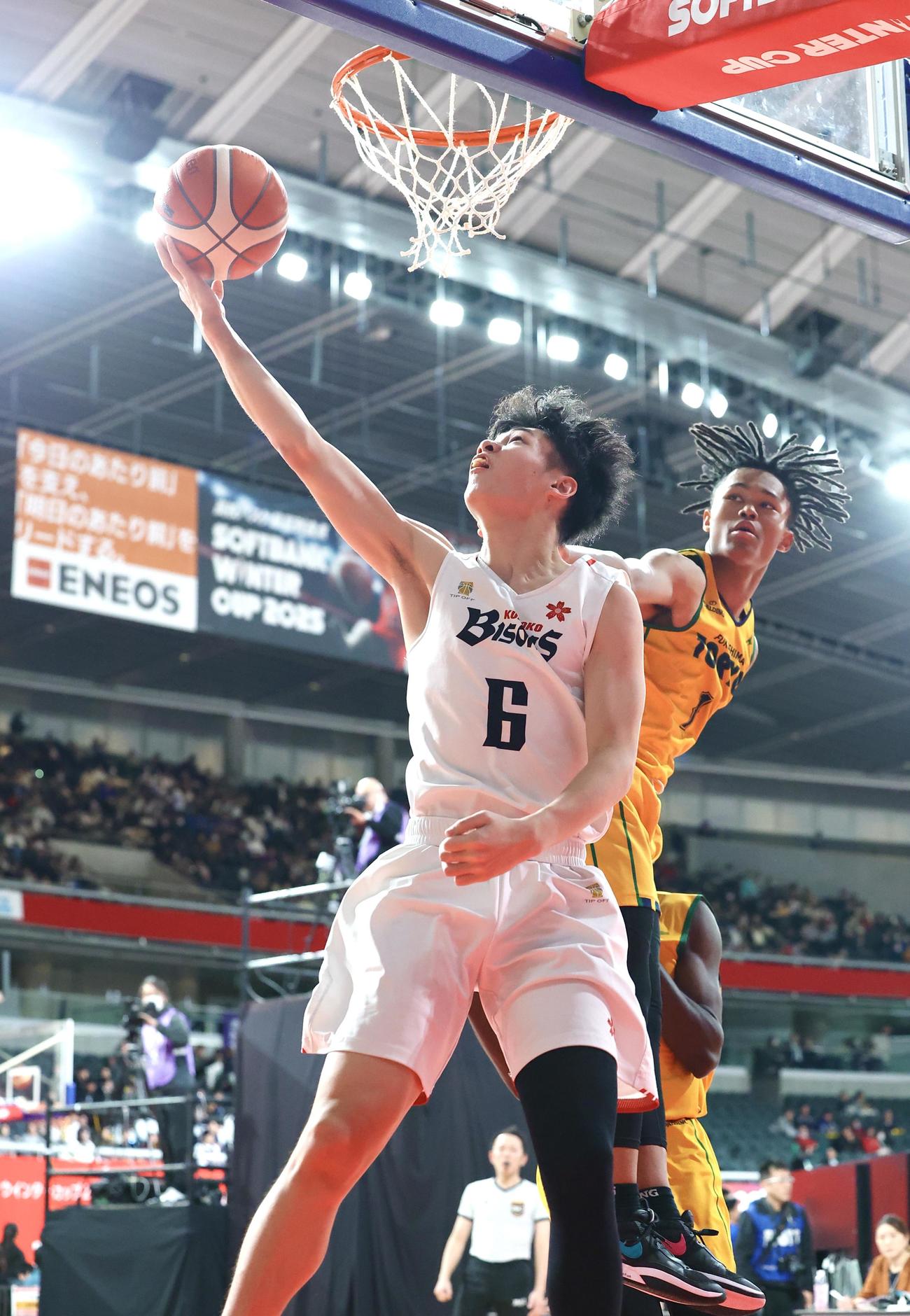 黒沢尻工対福島東稜　第3Q、福島東稜・斎藤（右）をかわし2点シュートを決める黒沢尻工・佐藤（撮影・宮地輝）