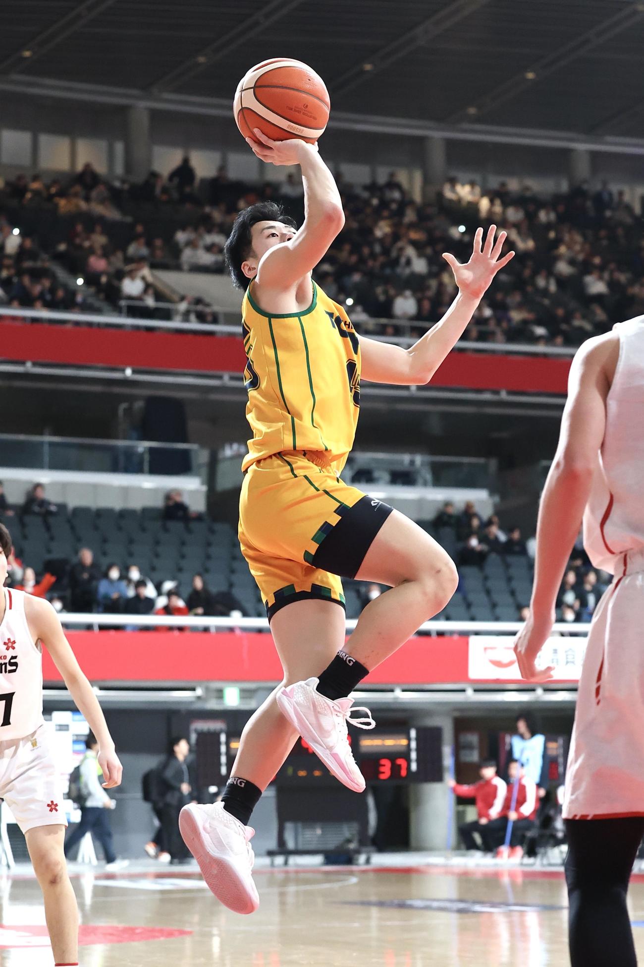 黒沢尻工対福島東稜　第2Q、2点シュートを決める福島東稜・柚原（撮影・宮地輝）