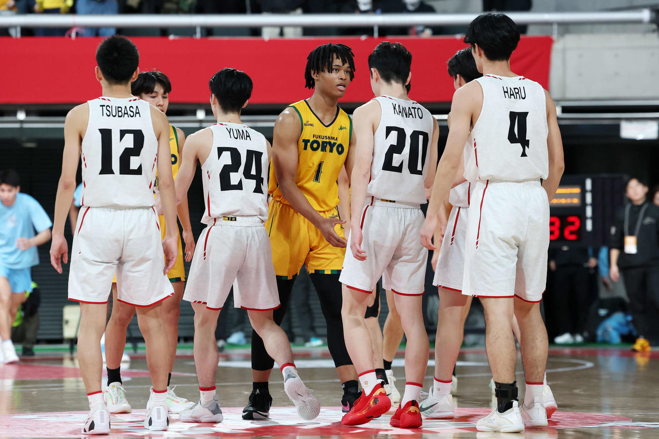 黒沢尻工対福島東稜　勝利し黒沢尻工の選手たちと健闘をたたえる福島東稜・斎藤（撮影・宮地輝）
