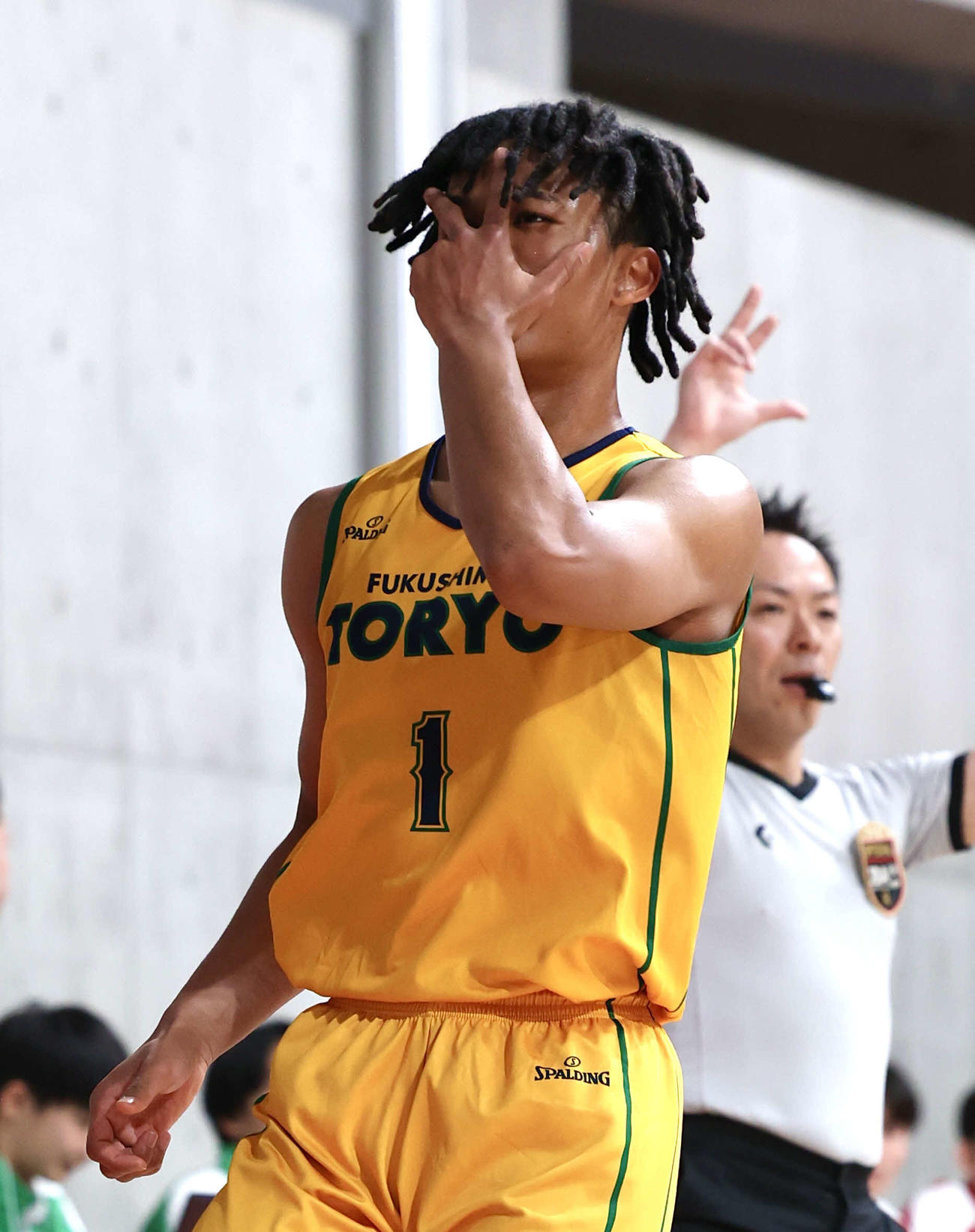 黒沢尻工対福島東稜　第1Q、3点シュートを決めポーズをとる福島東稜・斎藤（撮影・宮地輝）